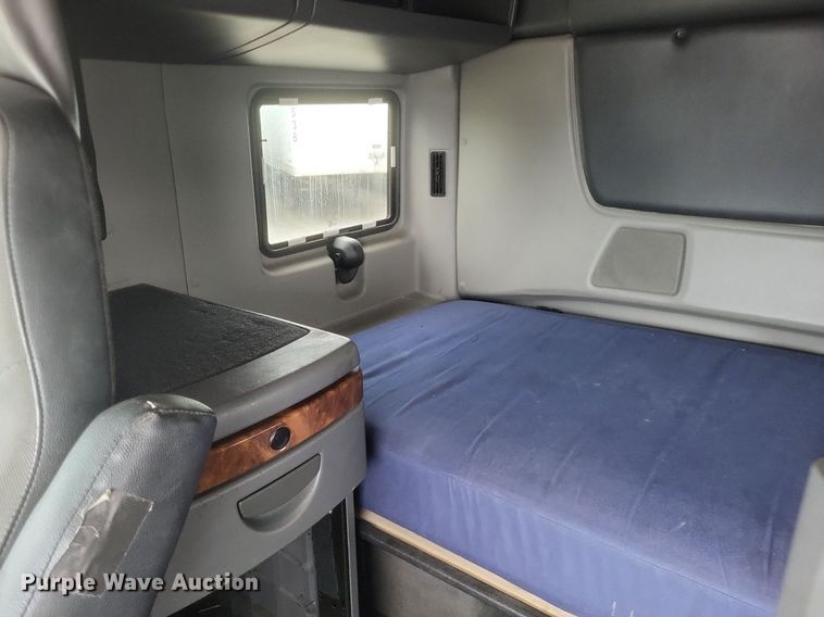 image for item DO4878 2019 International  LT625 semi truck