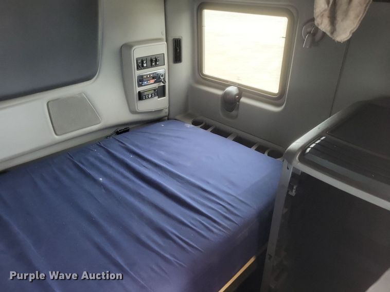 image for item DO4878 2019 International  LT625 semi truck