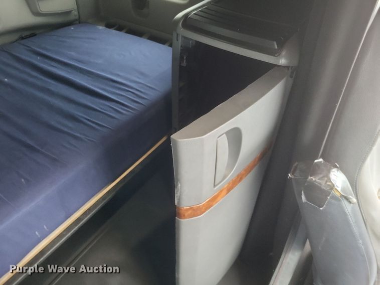 image for item DO4878 2019 International  LT625 semi truck