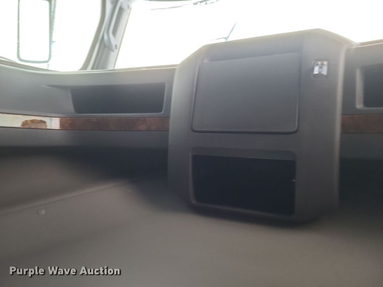 image for item DO4878 2019 International  LT625 semi truck