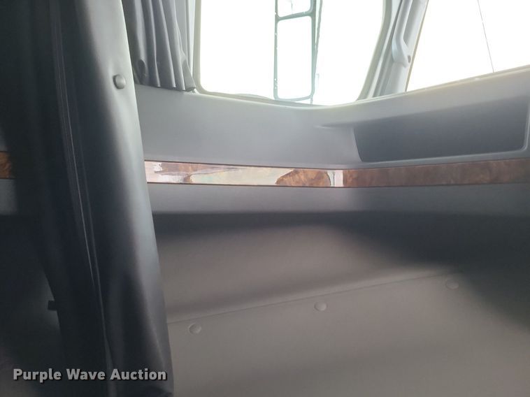 image for item DO4878 2019 International  LT625 semi truck