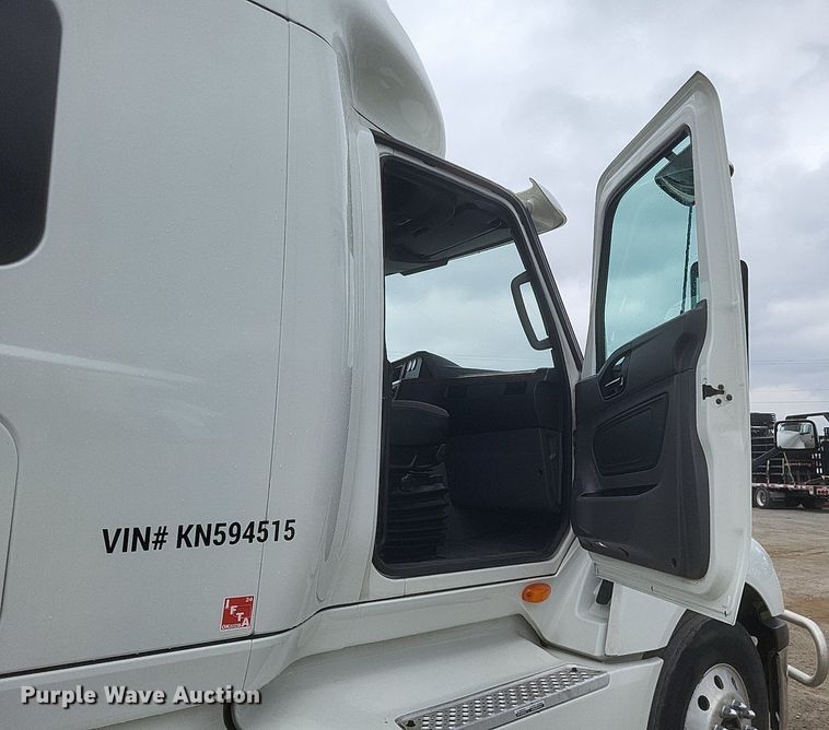 image for item DO4878 2019 International  LT625 semi truck