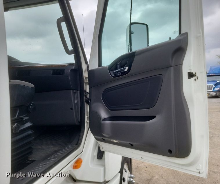 image for item DO4878 2019 International  LT625 semi truck