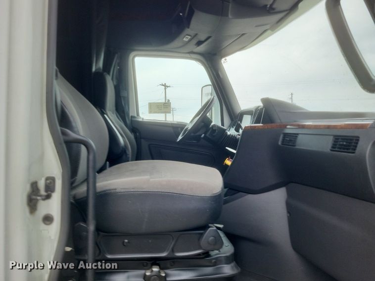 image for item DO4878 2019 International  LT625 semi truck