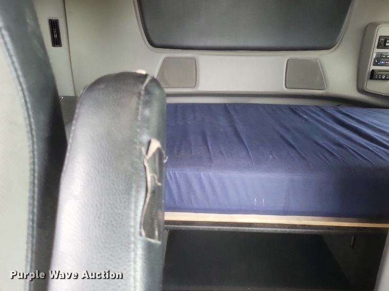 image for item DO4878 2019 International  LT625 semi truck