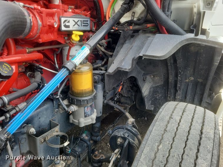 image for item DO4878 2019 International  LT625 semi truck