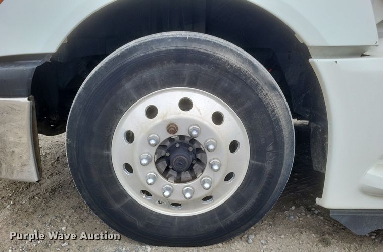 image for item DO4878 2019 International  LT625 semi truck