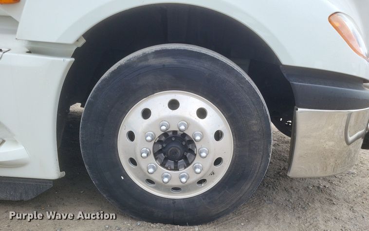 image for item DO4878 2019 International  LT625 semi truck