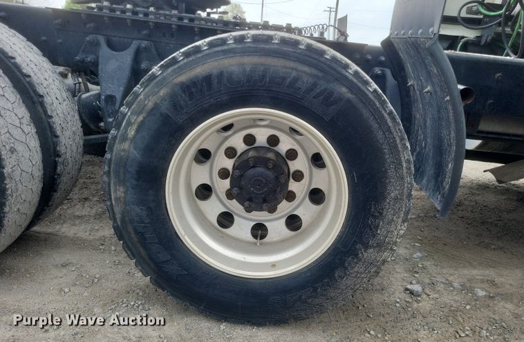 image for item DO4878 2019 International  LT625 semi truck