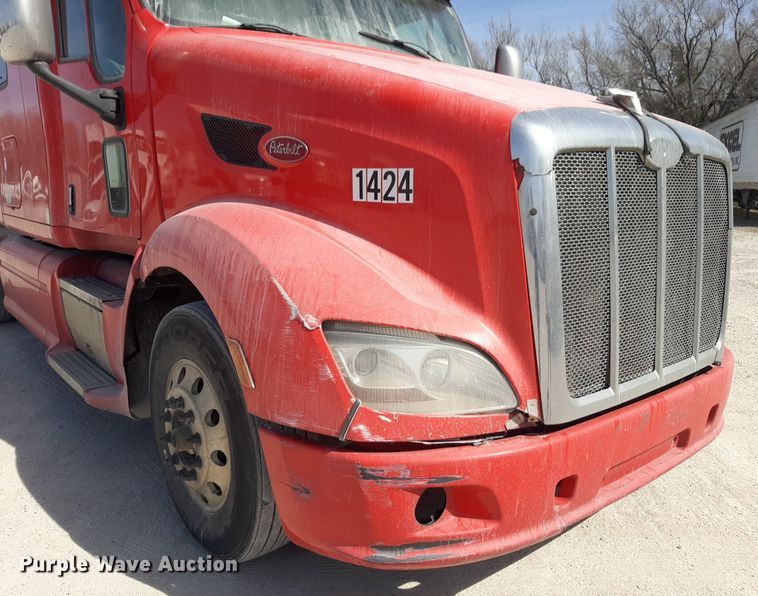 image for item DP2681 2013 Peterbilt 587 semi truck