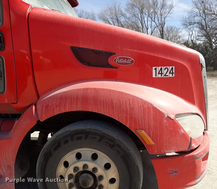 image for item DP2681 2013 Peterbilt 587 semi truck