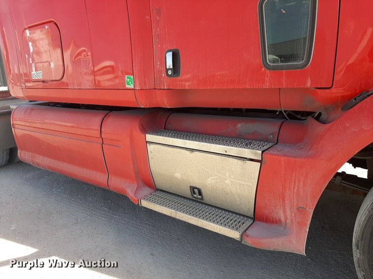 image for item DP2681 2013 Peterbilt 587 semi truck