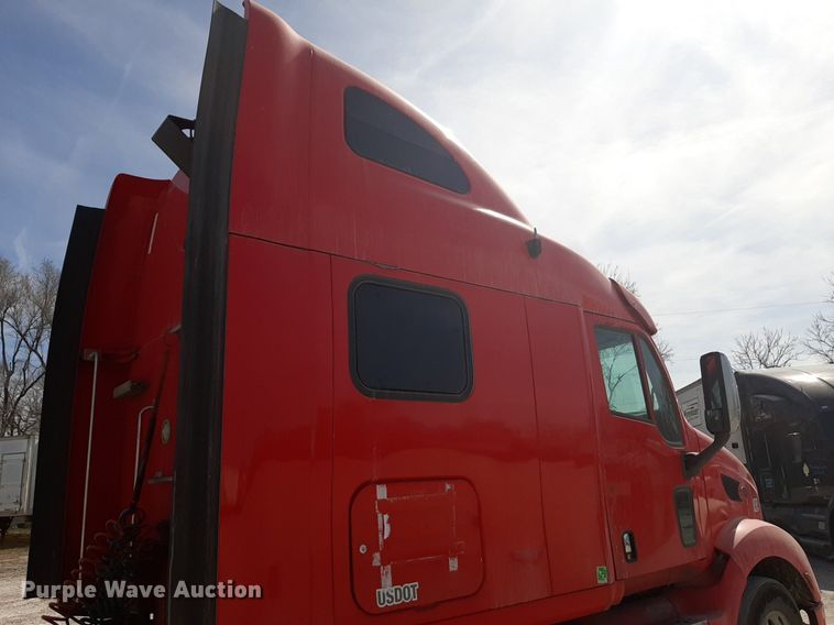 image for item DP2681 2013 Peterbilt 587 semi truck