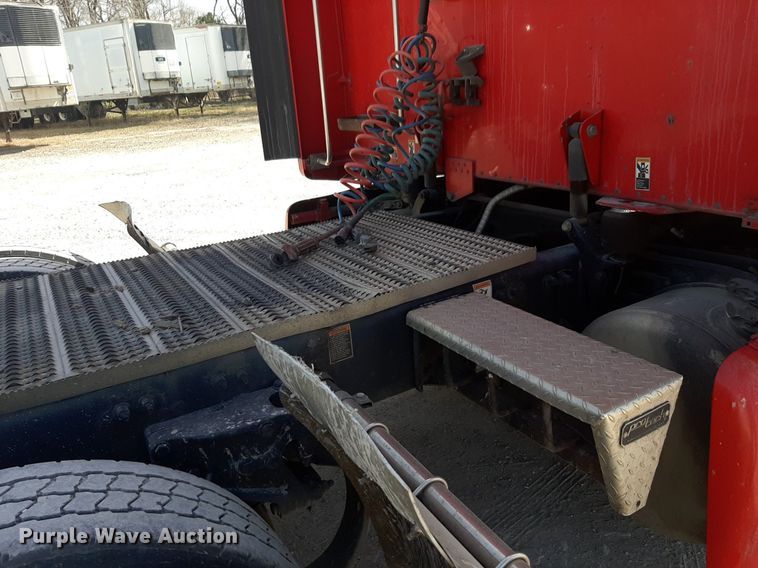 image for item DP2681 2013 Peterbilt 587 semi truck