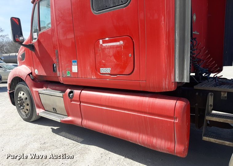 image for item DP2681 2013 Peterbilt 587 semi truck