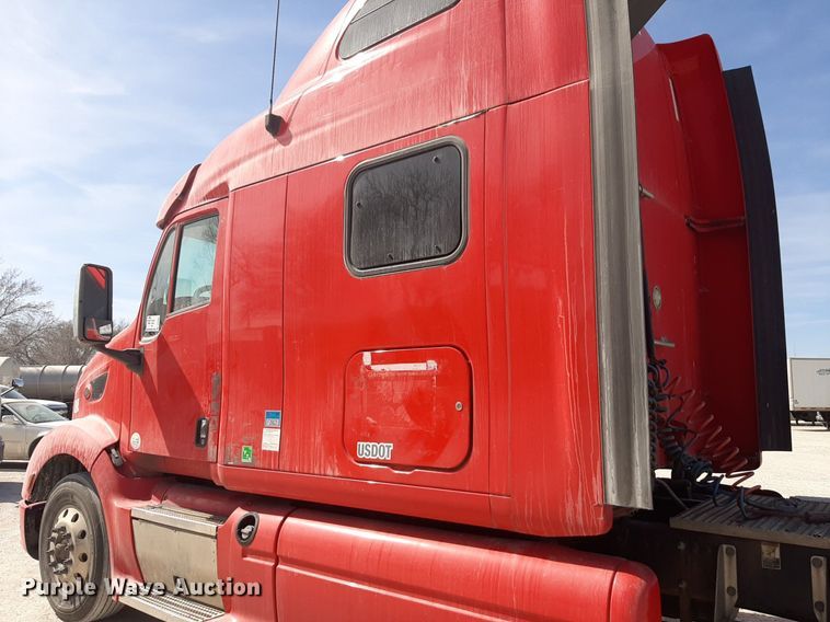 image for item DP2681 2013 Peterbilt 587 semi truck