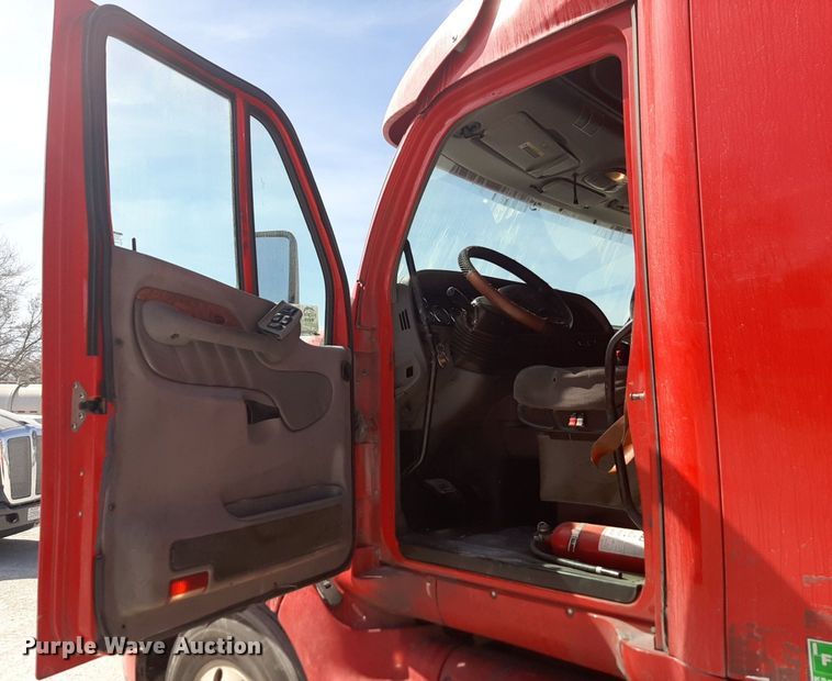 image for item DP2681 2013 Peterbilt 587 semi truck