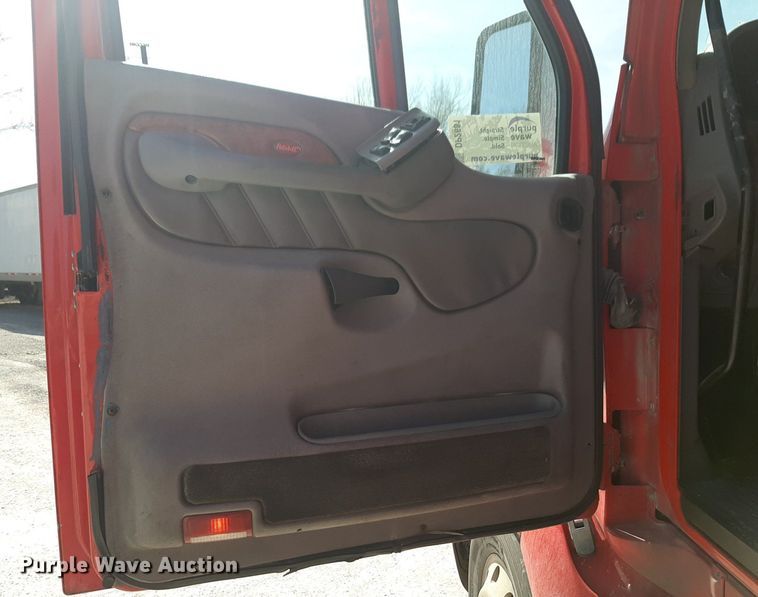 image for item DP2681 2013 Peterbilt 587 semi truck