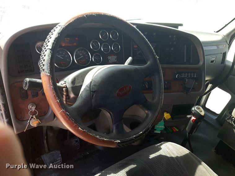 image for item DP2681 2013 Peterbilt 587 semi truck