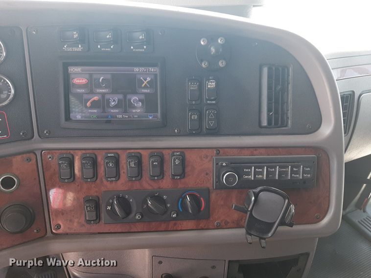 image for item DP2681 2013 Peterbilt 587 semi truck