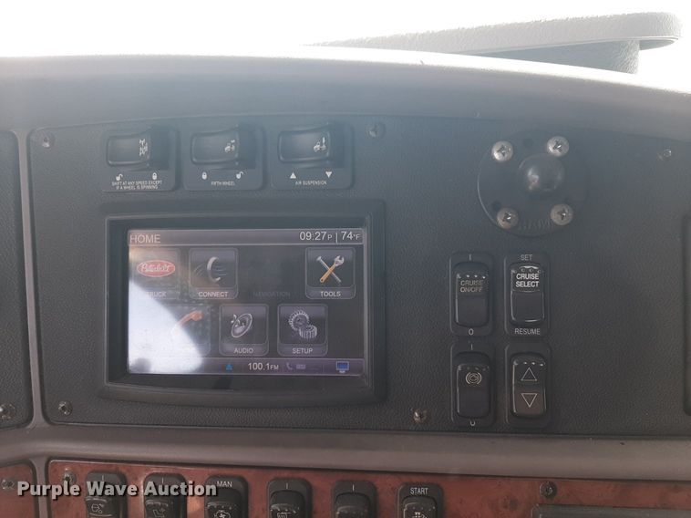 image for item DP2681 2013 Peterbilt 587 semi truck