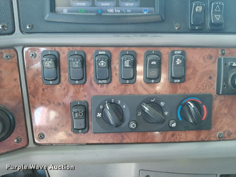 image for item DP2681 2013 Peterbilt 587 semi truck