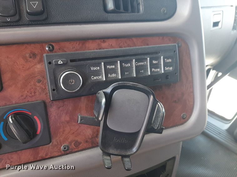 image for item DP2681 2013 Peterbilt 587 semi truck