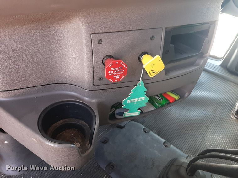 image for item DP2681 2013 Peterbilt 587 semi truck