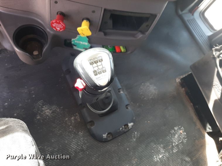 image for item DP2681 2013 Peterbilt 587 semi truck