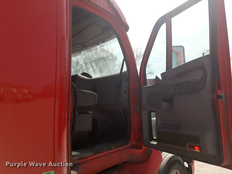 image for item DP2681 2013 Peterbilt 587 semi truck