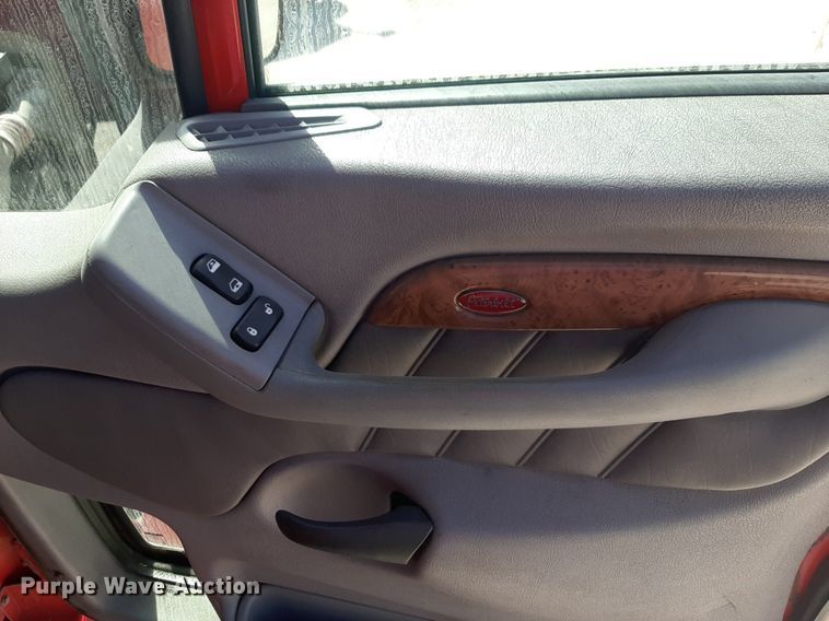 image for item DP2681 2013 Peterbilt 587 semi truck