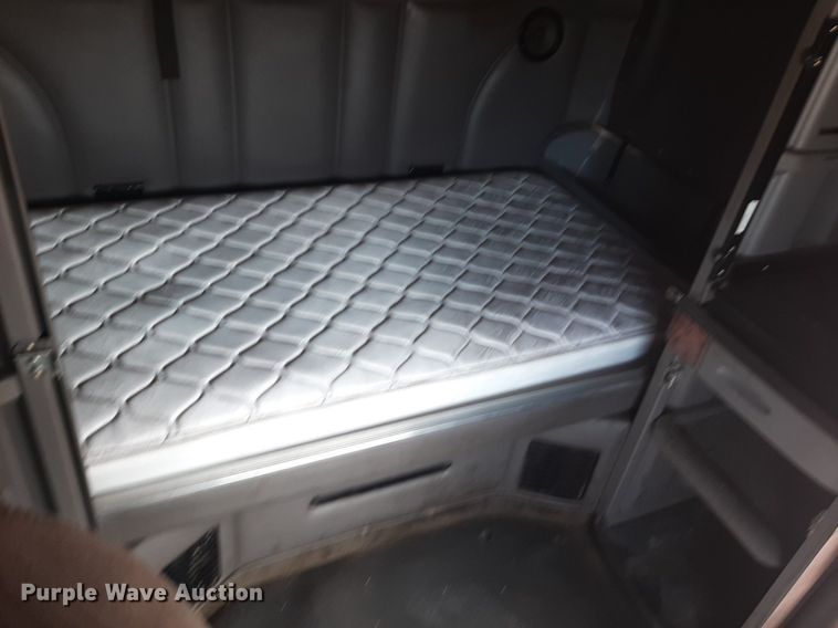 image for item DP2681 2013 Peterbilt 587 semi truck