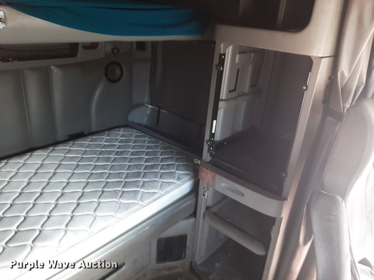 image for item DP2681 2013 Peterbilt 587 semi truck