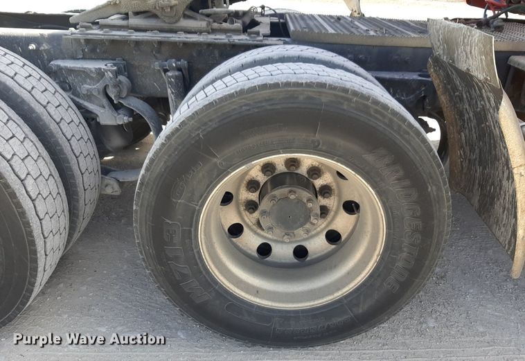 image for item DP2681 2013 Peterbilt 587 semi truck