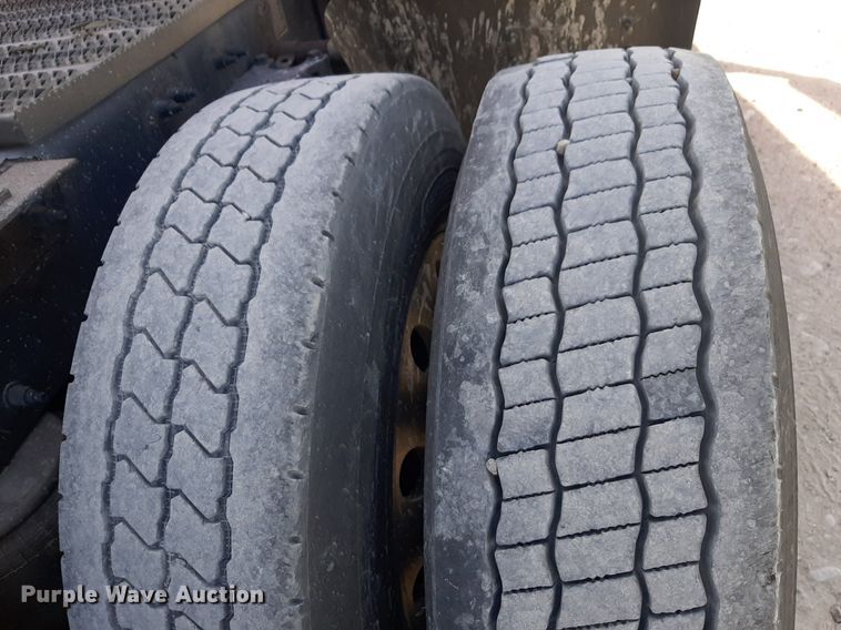 image for item DP2681 2013 Peterbilt 587 semi truck