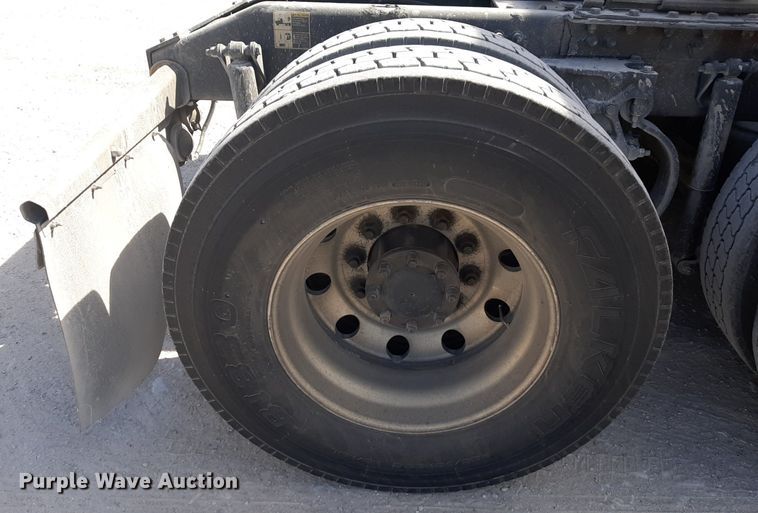 image for item DP2681 2013 Peterbilt 587 semi truck