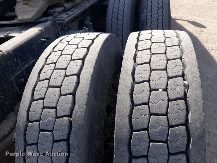 image for item DP2681 2013 Peterbilt 587 semi truck