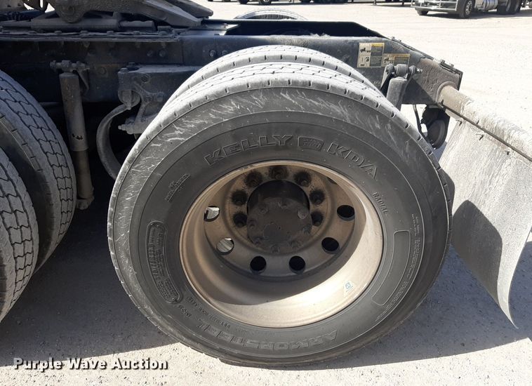 image for item DP2681 2013 Peterbilt 587 semi truck