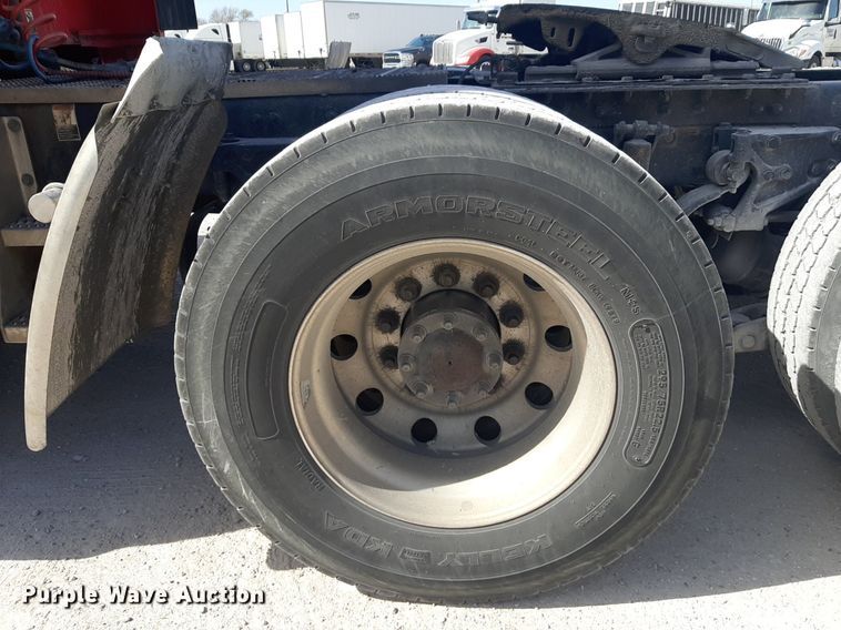 image for item DP2681 2013 Peterbilt 587 semi truck