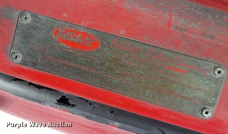 image for item DP2681 2013 Peterbilt 587 semi truck