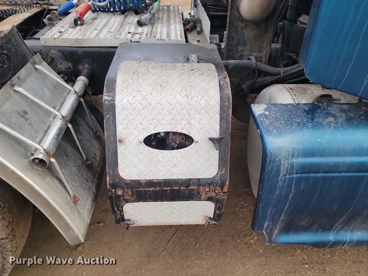 image for item DP3420 2011 Peterbilt  386 semi truck