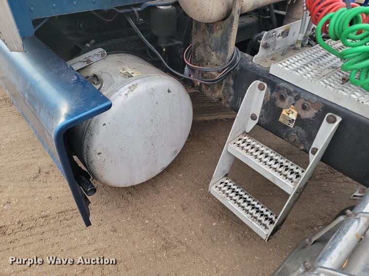 image for item DP3420 2011 Peterbilt  386 semi truck