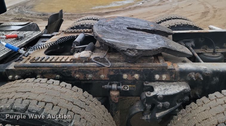 image for item DP3420 2011 Peterbilt  386 semi truck