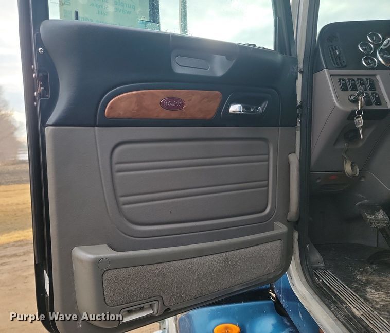 image for item DP3420 2011 Peterbilt  386 semi truck