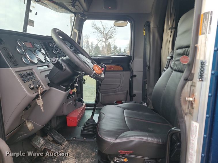 image for item DP3420 2011 Peterbilt  386 semi truck