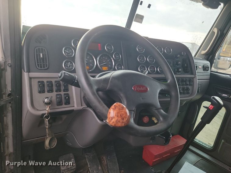 image for item DP3420 2011 Peterbilt  386 semi truck