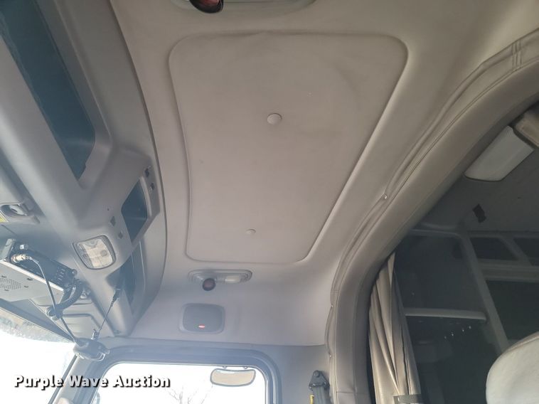 image for item DP3420 2011 Peterbilt  386 semi truck