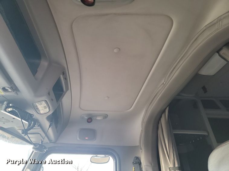 image for item DP3420 2011 Peterbilt  386 semi truck