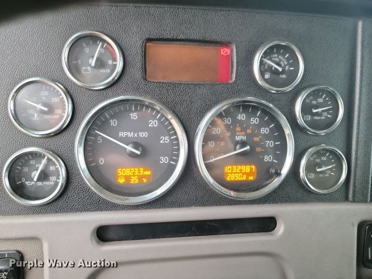 image for item DP3420 2011 Peterbilt  386 semi truck