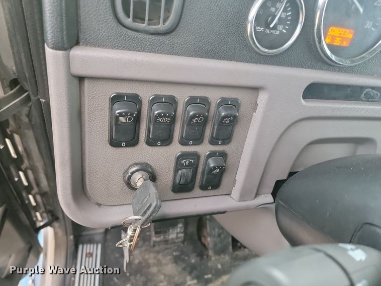 image for item DP3420 2011 Peterbilt  386 semi truck